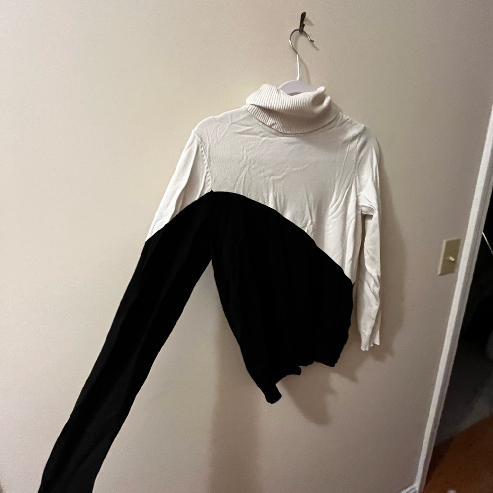 Chic Two-Tone Turtleneck Sweater - Black & White